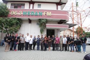 Komisioner KPID Sumut melakukan pertemuan evaluasi dengar pendapat, foto bersama dengan penanggungjawab LPS PT. Radio Radio Mutiara Mandiri Buana Swara Kota Medan “City Radio FM” di Kota Medan, Kamis (29/12