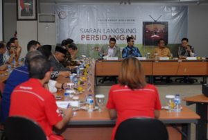 Nampak Ketua KPI Pusat Yuliandre Darwis bersama Manteri Kominfo Rudiantara, Ketua Dewan Pers Yoseph Adi Prasetyo dan Komisioner KPI Pusat H. Obsatar Sinaga dalam FGD.