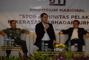 Ketua KPI Pusat Yuliandre Darwis saat menjadi narasumber simposium nasional IJTI di Hotel Novotel, Jumat, 20 Januari 2017.