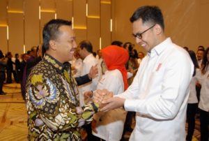 Menteri Pemuda dan Olahraga Imam Nahrawi memberi ucapakan selamat kepada Yuliandre Darwis menjadi Dewan Pakar PB PRSI. 