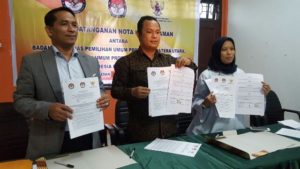 Ketua KPID Sumut Parulian Tamubolon (kiri), Ketua KPU Sumut Mulia Banurea (tengah), dan Ketua Bawaslu Sumut (tiga dari kiri), sedang memperlihatkan Nota Kesepahaman bersama pembentukan Gugus Tugas pengawasan tahapan kampanye Pilkada serentak 2017 di Provinsi Sumut melalui lembaga penyiaran.