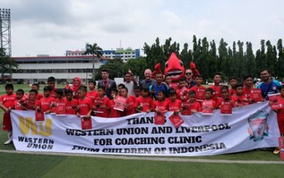 Western Union Bersama Pelatih Liverpool Melatih Anak Indonesia Sepak Bola pada Sesi Coaching Clinic dalam LFC World 2018