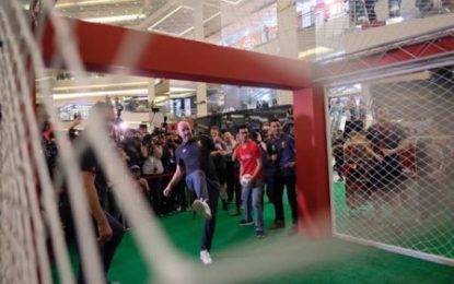 GARY MCALLISTER MENANTANG FANS LIVERPOOL TANAH AIR UNTUK MENCETAK SKOR DI PERMAINAN ACCURACY CHALLENGE WESTERN UNION PADA LFC WORLD YANG DIPERSEMBAHKAN STANDARD CHARTERED
