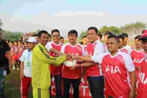 Mohammad Rizki Wardhani, Manajer Event and Sponsorhsip PT AIA FINANCIAL (AIA) (kanan)&Indra Sjafri, Pelatih Timnas U19 (tengah) melakukan penyerahan simbolis donasi
