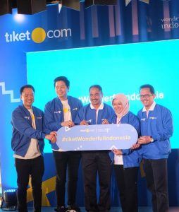 George Hendrata (Chief Executive Officer tiket.com), Gaery Undarsa (Co-Founder/Chief Marketing Officer tiket.com), Arief Yahya selaku  Menteri Pariwisata Republik Indonesia, Rizki Handayani Mustafa (Deputi Bidang Pengembangan Pemasaran I Kementerian Pariwisata RI),  Pritabtono Rudito (Ketua Tim Co-Branding).
