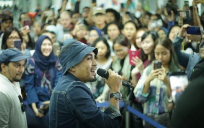 Jelang Playfest 2019, Tompi & Glenn Fredly Ngamen di Stasiun MRT Bundaran HI