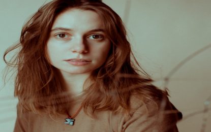 Luncurkan Single Terbaru ”Heatwave”, Julian Baker Gelar Konser Online pada 25 Maret 2021