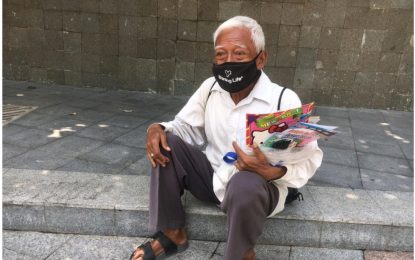 Adanya Trend “Ikoy-Ikoy” Tidak Membuat Kakek Berusia 73 Tahun Patah Semangat Jual Buku Mewarnai