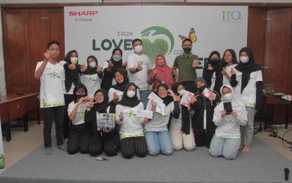 SHARP Mengajak Siswa SMAN 12 Bandung Lakukan Kegiatan Pelestarian Lingkungan