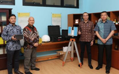 Dukung Pengembangan Pendidikan dan Kelestarian Lingkungan, PT Datascrip Hibahkan Perangkat Survei Senilai Rp 2,5 Miliar kepada Universitas Indonesia