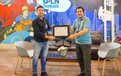 Dukung Energi Hijau, United Tractors Terima Sertifikat REC dari PLN dengan Target 15 Kantor Cabang pada Tahap Pertama 
