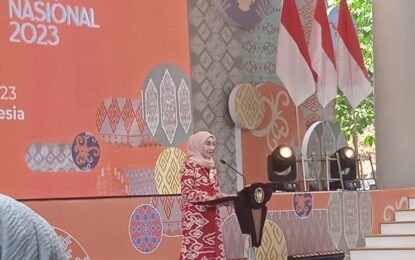 Rayakan Hari Batik Nasional 2023 bersama Yayasan Batik Indonesia, Wury Ma’ruf Amin & Nadiem Makarim Membatik