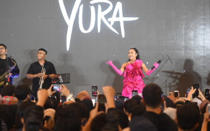 YURA YUNITA MEMUKAU AREA STAGE IT’S HER DAY SABTU MALAM