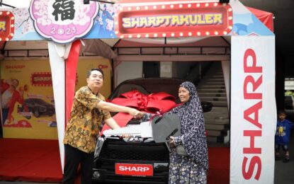 Sharp Indonesia Serahkan Hadiah 2 Unit Mobil Kepada Pemenang Program Undian Sharp Spektakuler